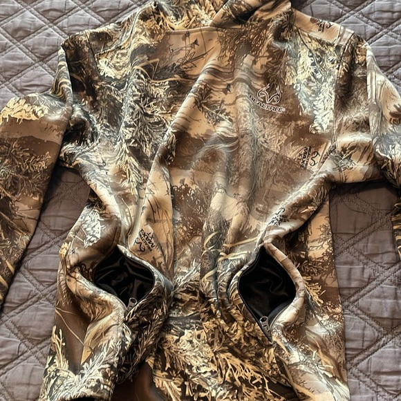 🦌Realtree Hoodie with neck gator 🦌 - Picture 5 of 8